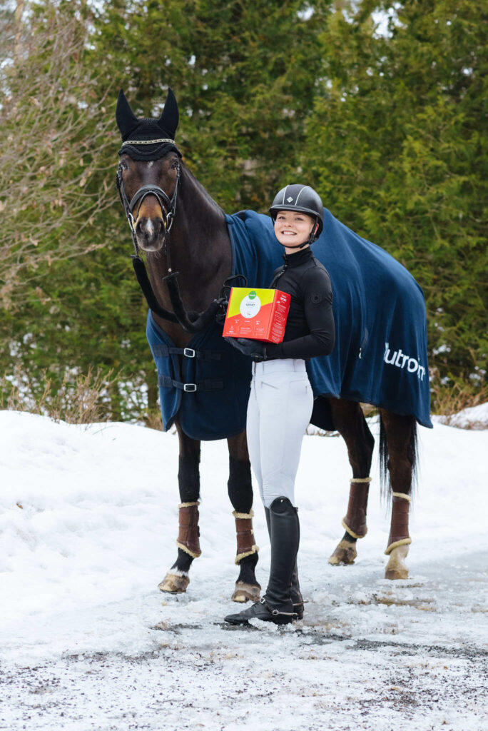 hevonen ja ratsastaja Sport-paketti kädessä