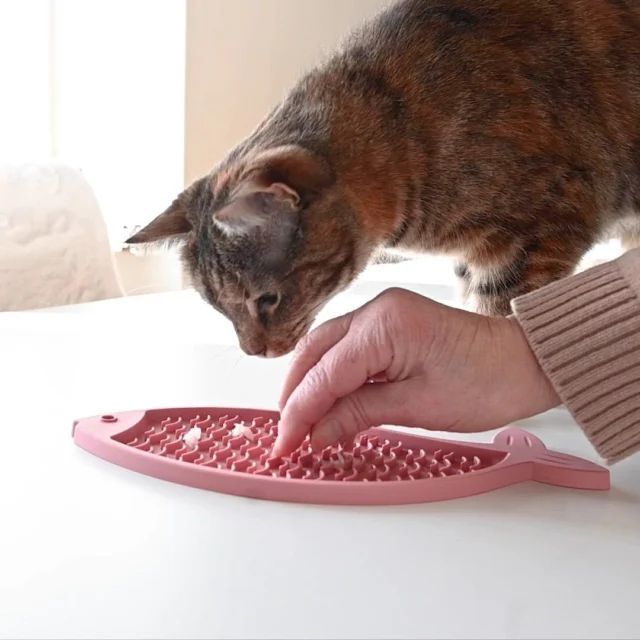 Activation tip for Monday! 🧠A licking mat is a brilliant invention for activating your pet and supporting their well-being. Licking is an important species-specific behavior that helps animals relax.Here’s how to use it:💚 Spread wet food, raw food, or another treat your pet loves onto the textured surface.💚 Add your pet's daily Nutrolin® dose.Have you tried a licking mat with your pets?#nutrolinlife #nutrolin #doghealth #cathealth