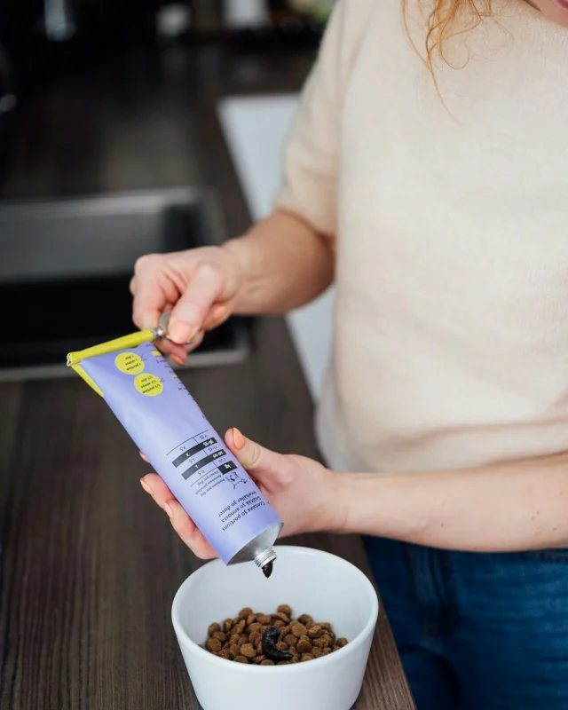 Nutrolin® TEETH & GUMS is a tasty oral care paste that can be added directly to your dog’s or cat’s food. 😽This unique formula combines two key ingredients that support oral health: omega-3 fatty acids from fish oil and seaweed.Omega-3 fatty acids help support healthy gums, while seaweed helps reduce and prevent the buildup of plaque and tartar. 🦷✨#nutrolinlife